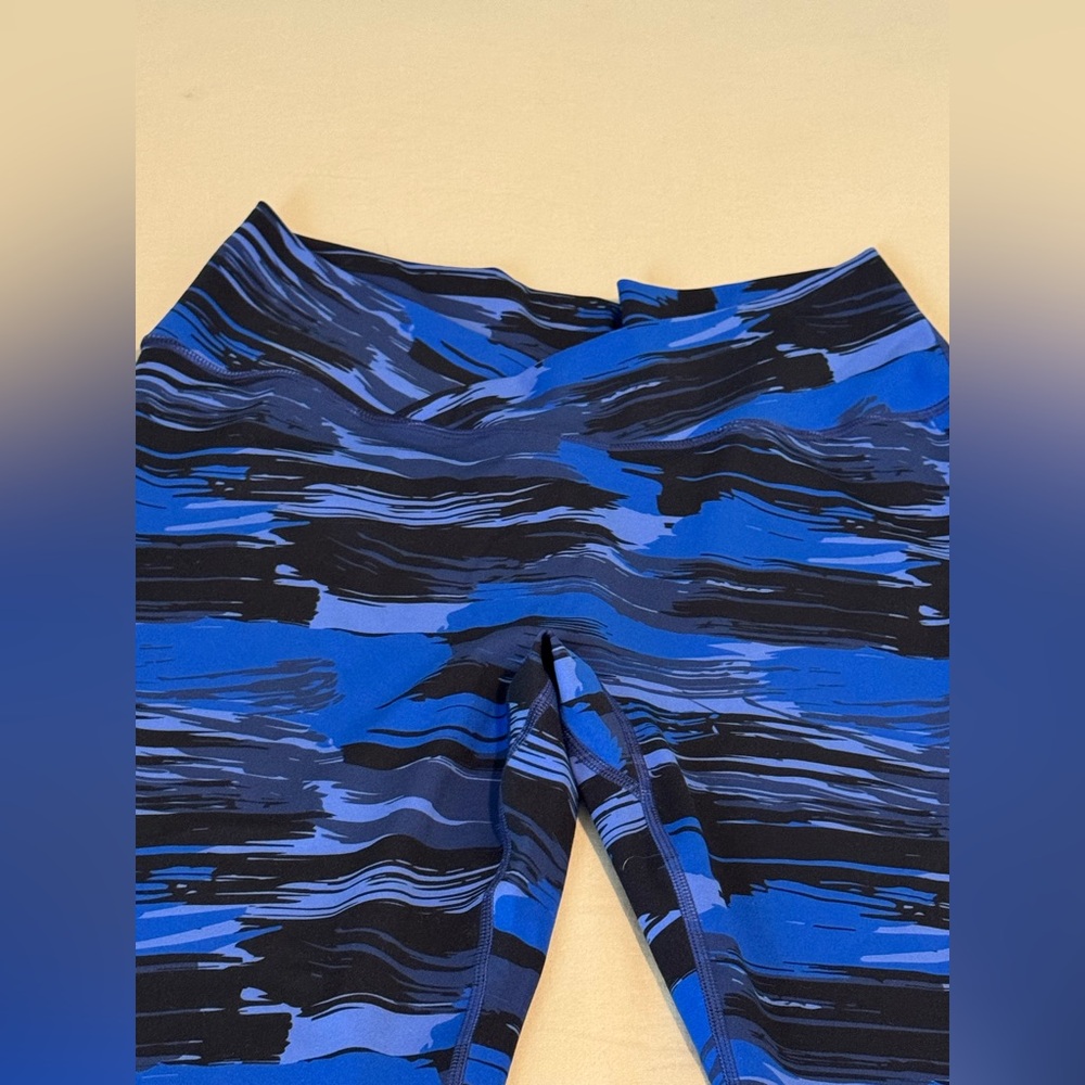 Alphalete Women's Blue and Black Camo Leggings - Size L - Picture 2 of 5